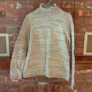 Turtle neck sweater roll hem